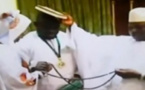 Vidéo: Jammeh offre 2 véhicules à Eumeu Sène et lui conseille de prendre soin de son épouse