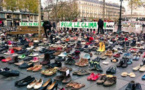 FRANCE: Des milliers de chaussures "marchent" pour le climat à République
